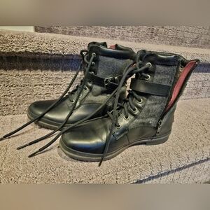 UGG Women's Kesey Boot Black womens size 7 #1005264 Hike Goth Alt Winter Utility